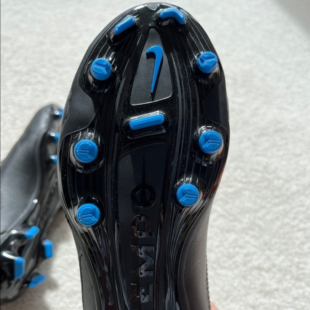 Nike Tiempo Legend 9 Academy FG Soccer Cleats - Picture 6 of 7